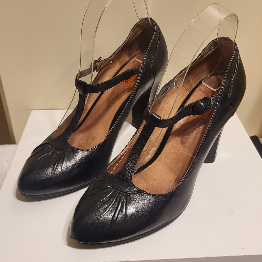Miz Mooz Black Leather T-Strap Chunky  Heel Pumps sz.7 MSRP $148